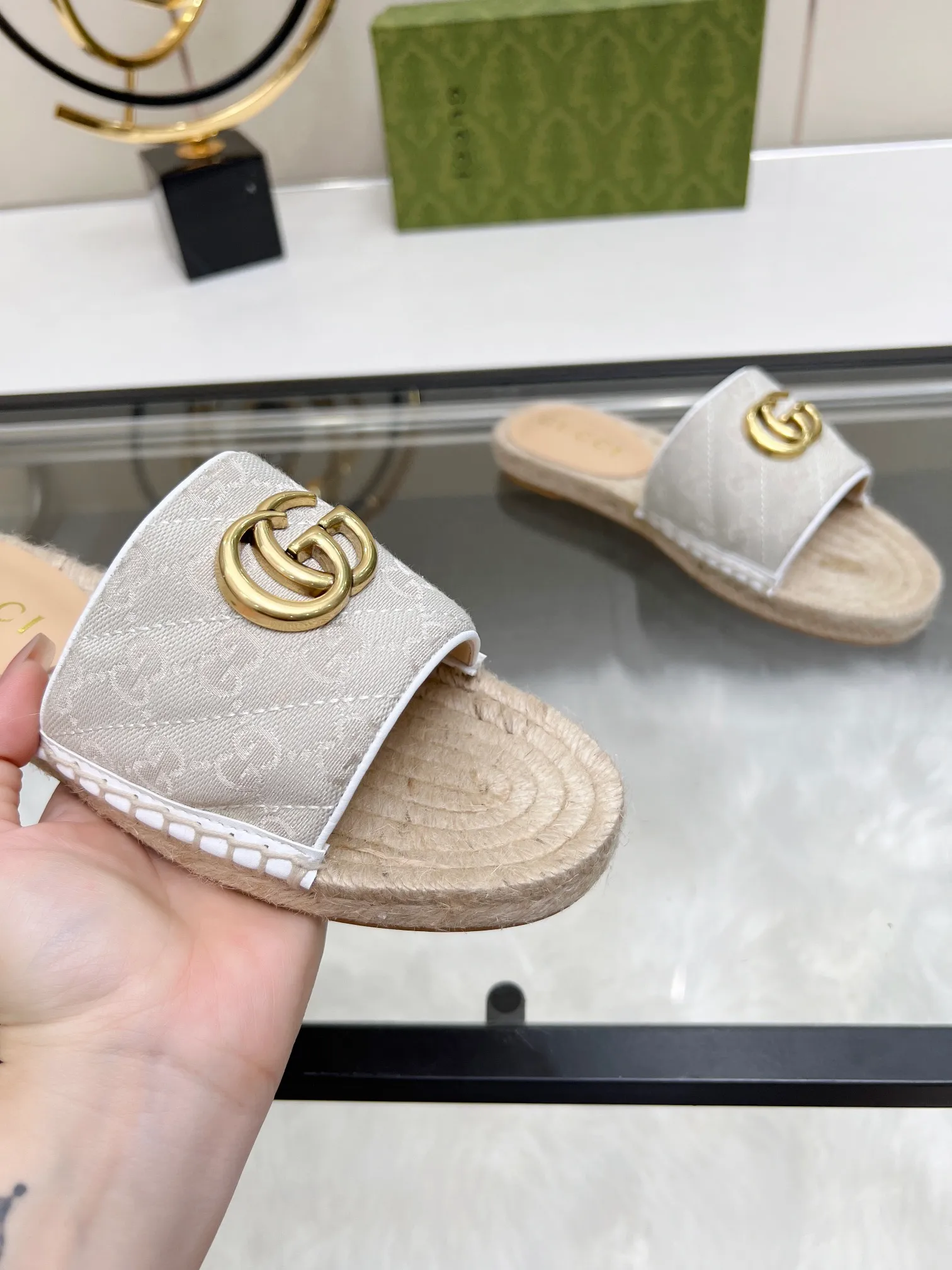 👟👟Ex-factory price 320👟👟 Gucci slippers fisherman shoes new color Injection molded one-piece straw bottom, high-end quality Fabric: Double G imported fabric Lining: sheepskin lining Code number: 35~42 Fabric styles include apricot, floral, pink, black, blue, burgundy, champagne, green, orange, cyan, starry sky, more than 30 colors to choose from, many colors to be updated in the future ,,,,,,,,
